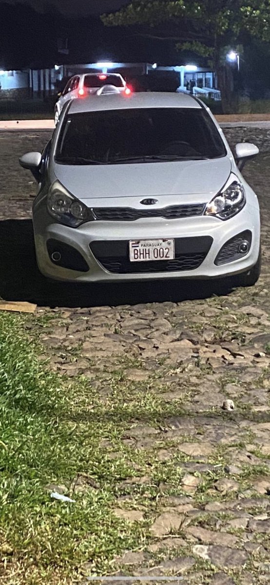AleAlvarez_19's tweet photo. Me robaron mi auto sobre Moisés bertoni c/ dr Bestard, KIA RIO HATCHBAK 2012 chapa BHH 002, se agradece un rt y cualquier información https://t.co/pFo9uTRXWO