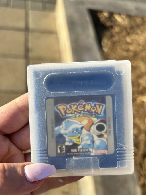 why does this mall have a pok&eacute;mon gameboy cartridge vending machine??? https://t.co/YxSgpM2qtc