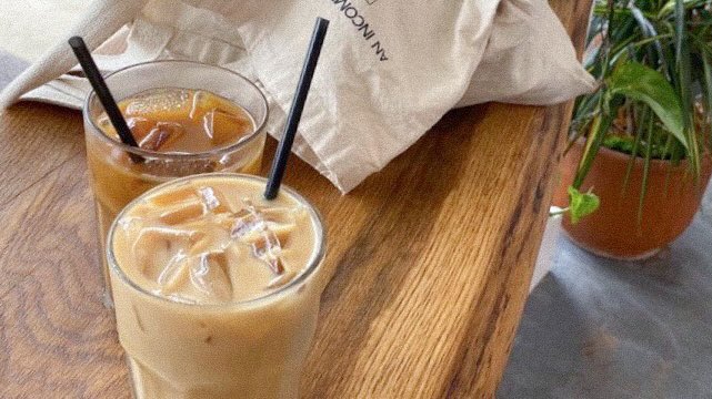 chaneIfics's tweet photo. Coffee Dunk ✧

a #taennie au 🥐

wherein sofia always comes across cisco, a daily customer of their family coffee shop where she also works as a barista for. https://t.co/BgZn1lUbIH