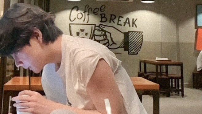chaneIfics's tweet photo. Coffee Dunk ✧

a #taennie au 🥐

wherein sofia always comes across cisco, a daily customer of their family coffee shop where she also works as a barista for. https://t.co/BgZn1lUbIH