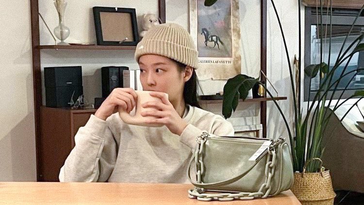 chaneIfics's tweet photo. Coffee Dunk ✧

a #taennie au 🥐

wherein sofia always comes across cisco, a daily customer of their family coffee shop where she also works as a barista for. https://t.co/BgZn1lUbIH