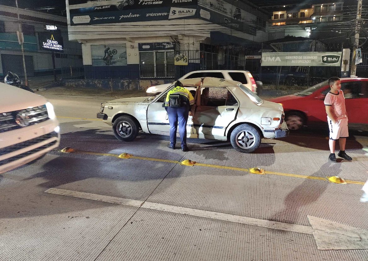 stereo100xela's tweet photo. #TránsitoXela 🔴 | En la 29 avenida y 5a. Calle zona 7 ocurrió accidente, motocicleta y vehículo colisionaron, este último era conducido por persona en estado de ebriedad. 

El motorista, de 20 años de edad, fue trasladado grave al HRO. 

Vía Moisés Cottom. https://t.co/80wXr2ordp