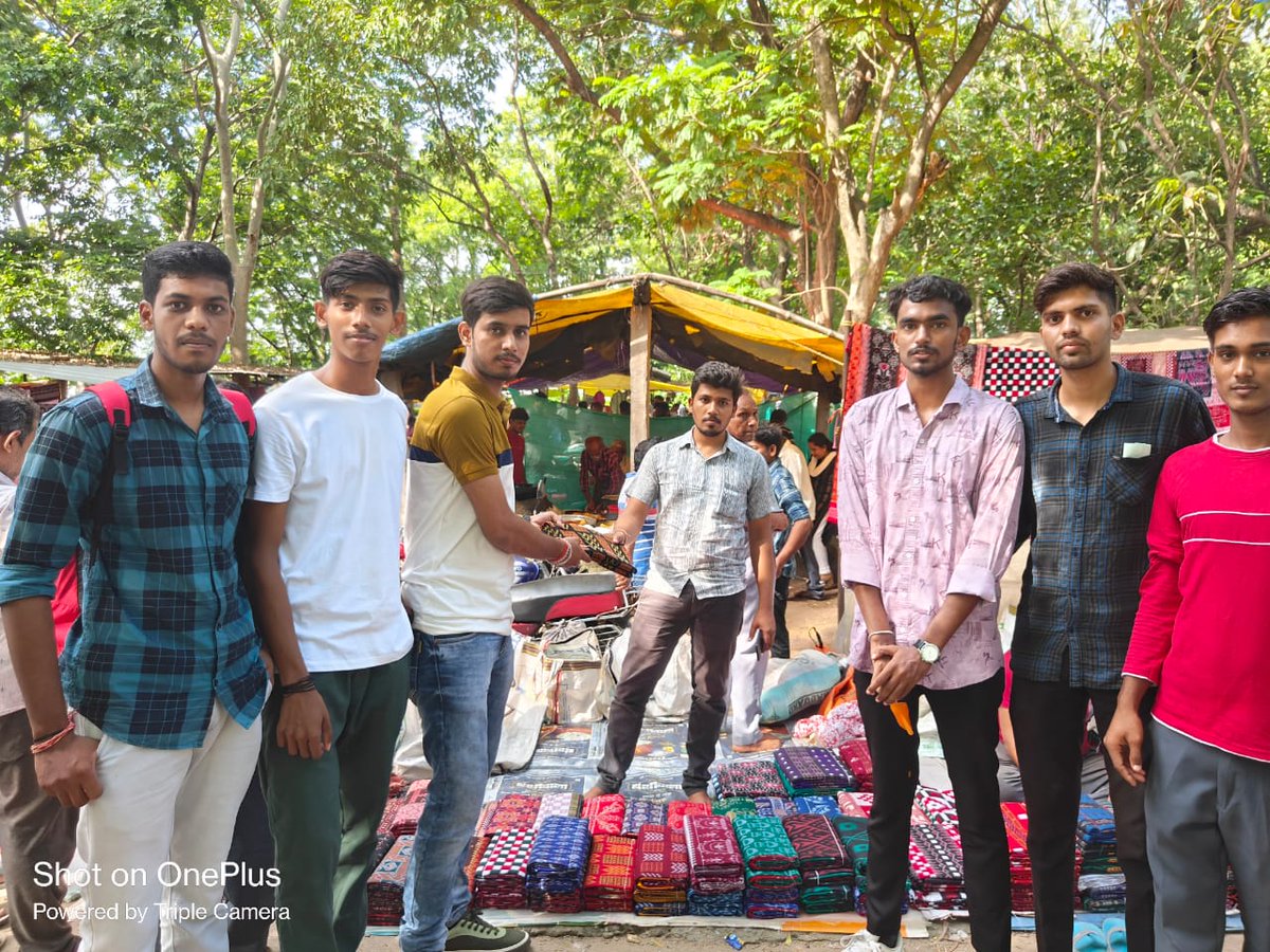 MAnanda66649452's tweet photo. It is a part of Induction Program IIHT Bargarh 1st semester DHTT students visited BALIJURI BAZAR and KUSANPURI WEAVER'S VILLAGE today. https://t.co/HsFqOXfzAX