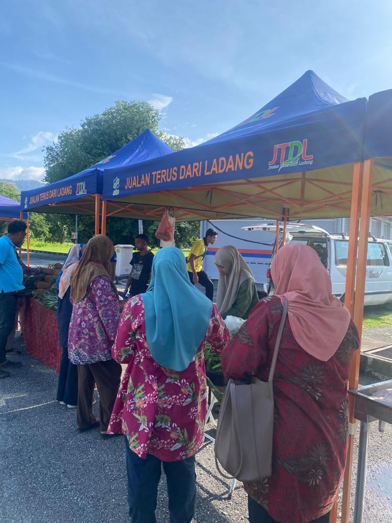 famalangkawi's tweet photo. Program Jualan Agro Tani 26hb Julai 2023
Terima Kasih kepada LKIM Langkawi &amp; semua usahawan yang terlibat menjayakan program Yang dirancang
InsyaAllah kita cuba menambah baik segala cadangan dari pengunjung di program masa hadapan
#famalangkawi
#agrotani 
#komplekskotatani 
#KPKM https://t.co/K6YH4BAb98