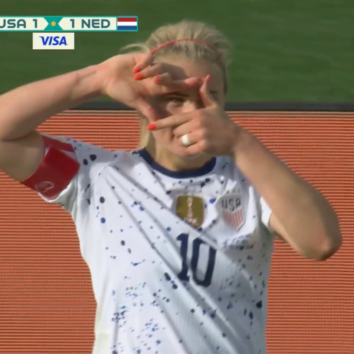 LINDSEY HORAN WAS PICTURE PERFECT 📸