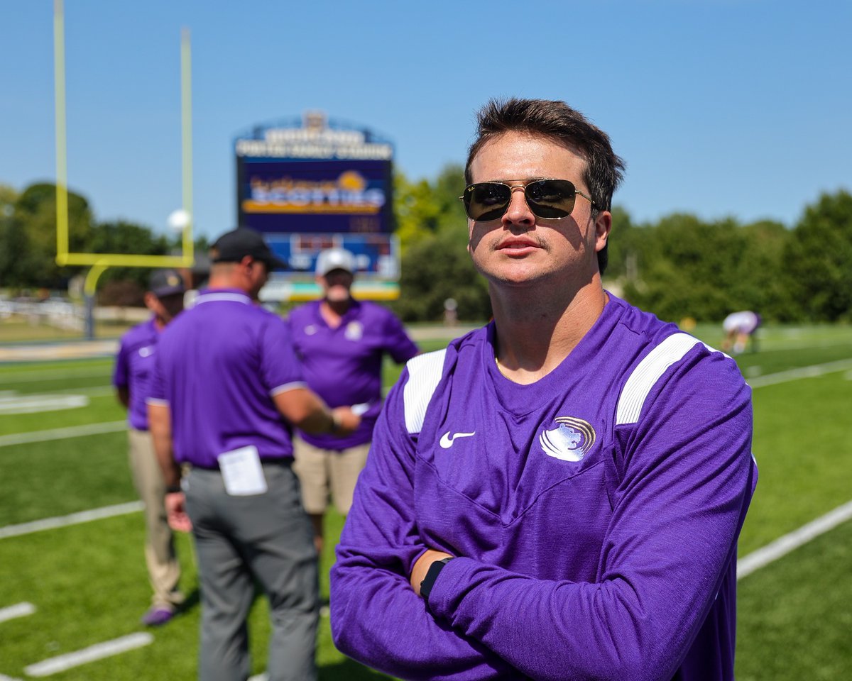 ChuckChaneyBCTG's tweet photo. “The pride it takes from being from the state of Kansas, you’re going to see it because we’re going to wear it on our sleeve,"
@Coach_JL51 said.

He's one of 3 coaches who saw promotions &amp; there was a new staff addition to @ButlerGrizzlyFB #NJCAAFootball
https://t.co/4foy8aCQdJ https://t.co/N9m8FFSba2