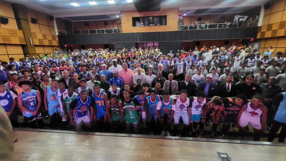 pesqueiradiego's tweet image. Con un acto sin precedentes arrancó la tarde-noche de hoy el Torneo U-20 &quot;De Vuelta al Barrio&quot;, auspiciado por el @MinInteriorRD y su ministro @chuvasquez. En opción a la Copa #seaboard. Más 700 atletas en busca del triunfo. El evento es organizado por la @AbadinaOficial.