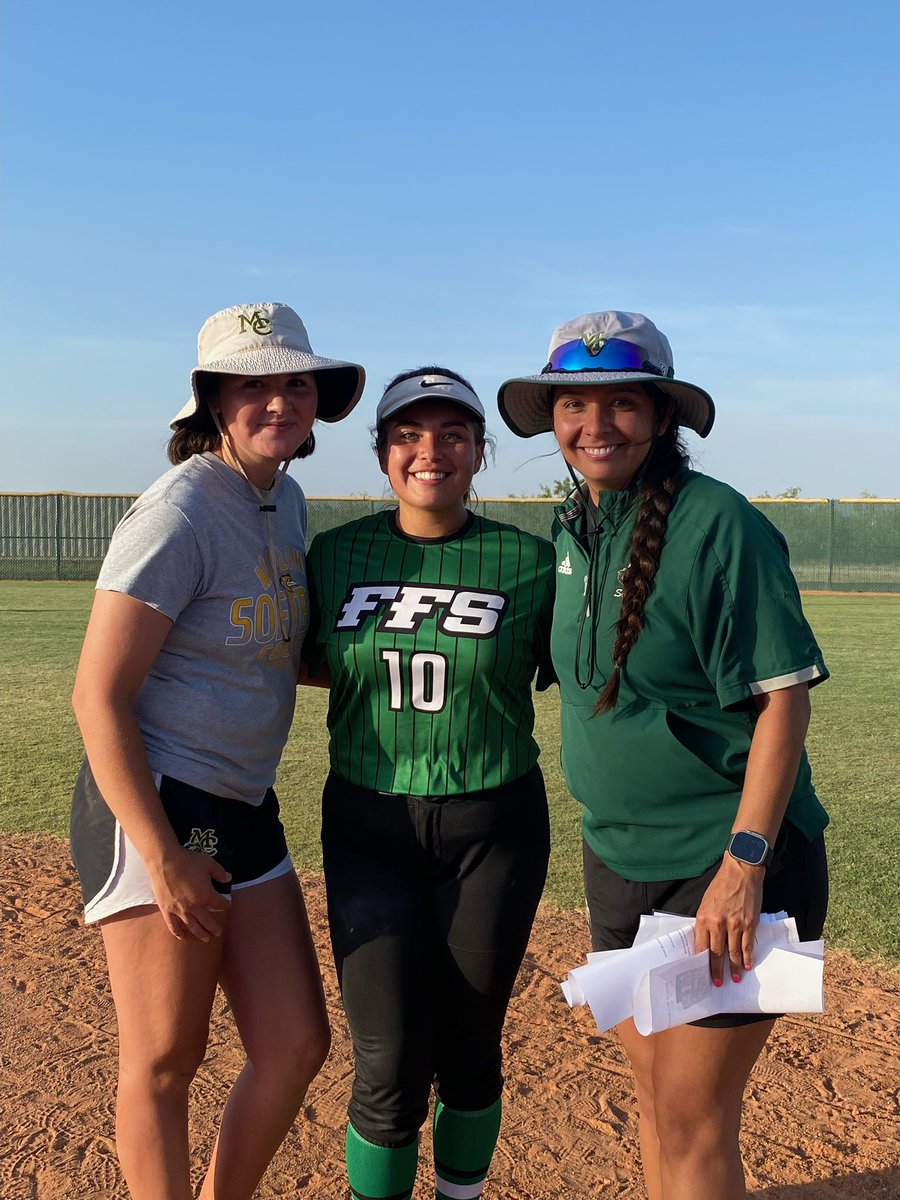GuzmanTessia's tweet photo. Had so much fun at @mcchapssoftball ! Thank you @Stro12Angelica @MC_CoachAubree for the instruction! Loved the positive vibes!
@FFS18U https://t.co/08ghNkxxwB