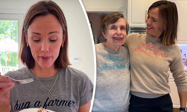 Jennifer Garner shares a video of a baking session with her mom on IG

https://t.co/5rXgjdICvP

#WhiskedAway

Jennifer Garner posted a video on Instagram on Wednesday that showed her and her mother Patricia 'Pat' Garner baking a chiffon pie together for Jennifer's My Pretend Co… https://t.co/CAbmkeWu5S