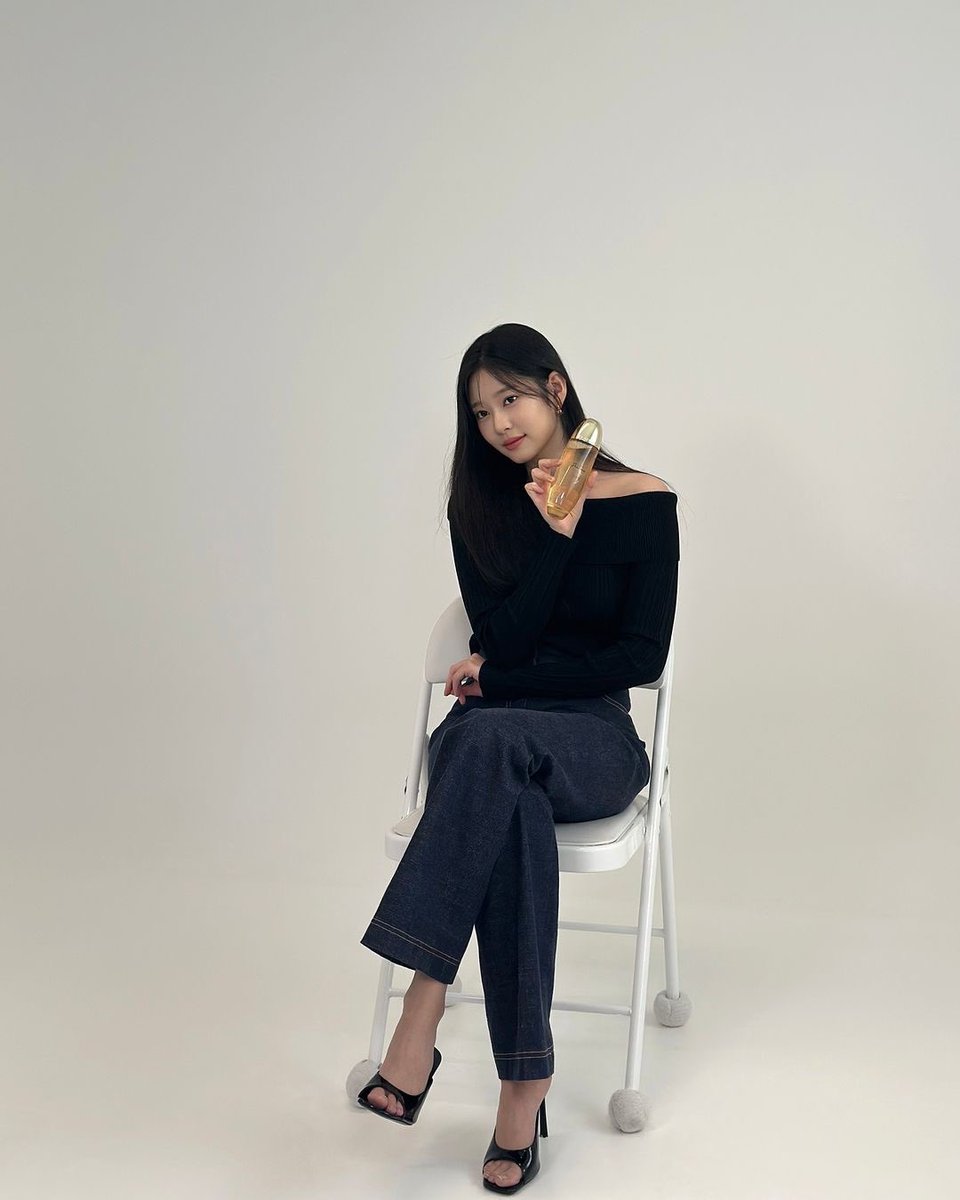 [230727] <a href="/management_soop/">Management Soop</a> #광고 #현장숲찍 <a href="/minn/">minn</a>.__.ju
김밍주 너무 예쁨 이슈🚨🔥
새삼스럽게 또 반해버렸다...💕
-
#sooparazzi
#Kimminju at the #clarins ad shooting site
.
.
.
.
#김민주 #클라랑스 #매니지먼트숲 #숲스타그램 #managementsoop #soopstagram 

instagram.com/p/CvLyBB8p7Hm/…