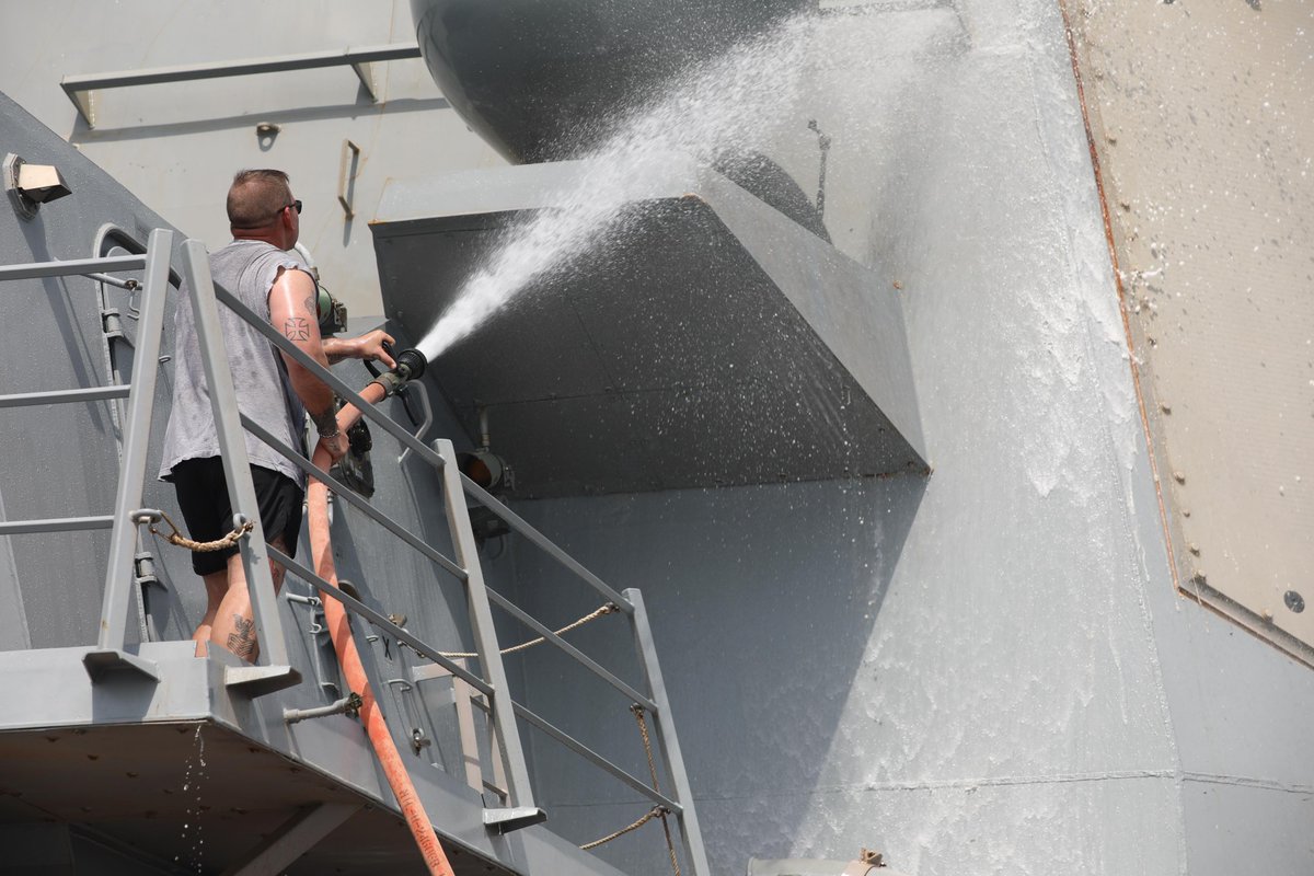 Keep our warships clean 🚢🧼🧽🫧

Sailors aboard USS Thomas Hudner #DDG116 participate in a freshwater wash-down while underway in the Gulf of Aden.

📸: MC2 Kerri Kline