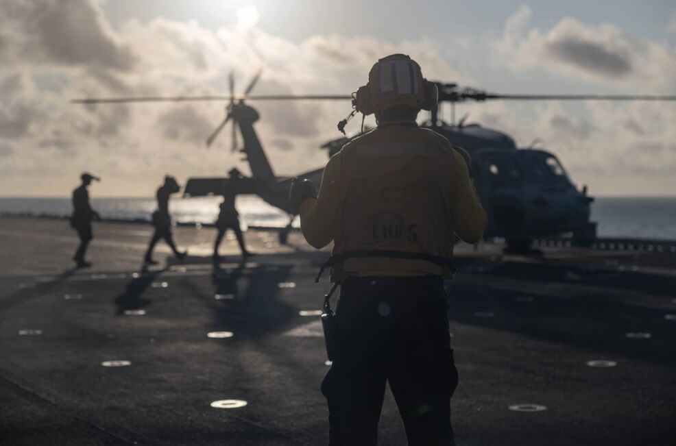 Great demonstration of #BlueGreenTeam cooperation on USS Bataan ⚓️🇺🇸🌊

#ICYMI Sailors aboard USS Bataan and Marines assigned to the 26th Marine Expeditionary Unit participated in a live fast rope exercise on the flight deck of the Wasp-class amphibious assault ship USS Bataan.