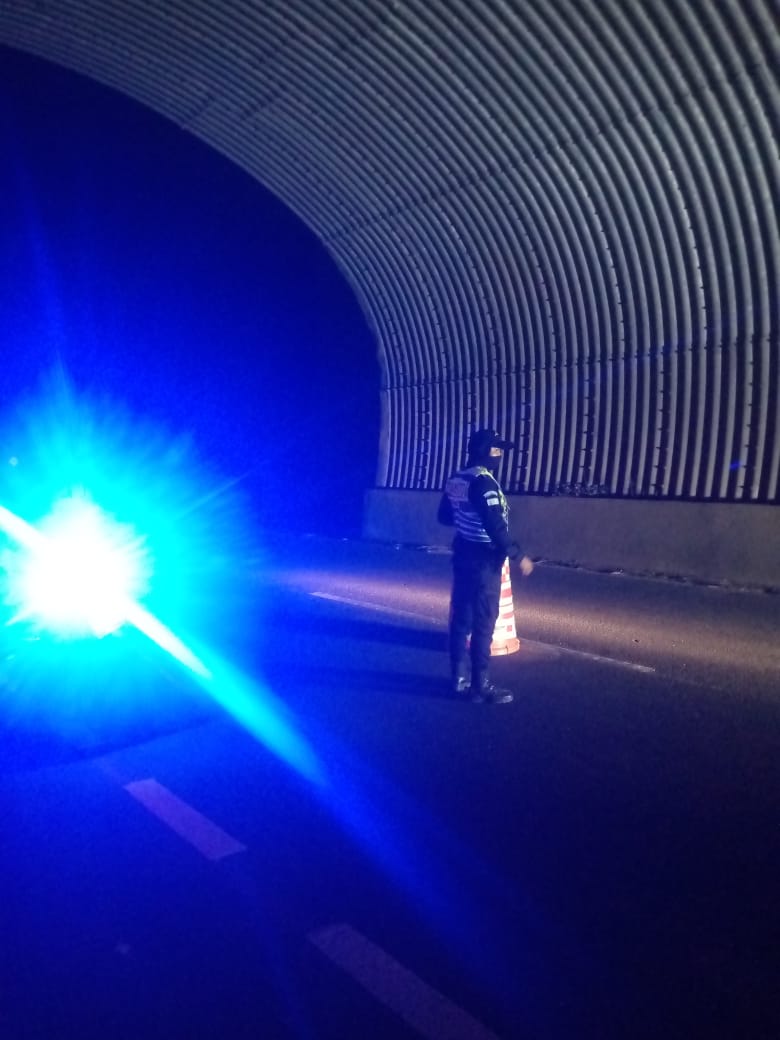 Agentes de #TránsitoPNC continúan labor de regulación vial en el Libramiento de Chimaltenango luego de derrumbe ocurrido en la madrugada del pasado domingo.