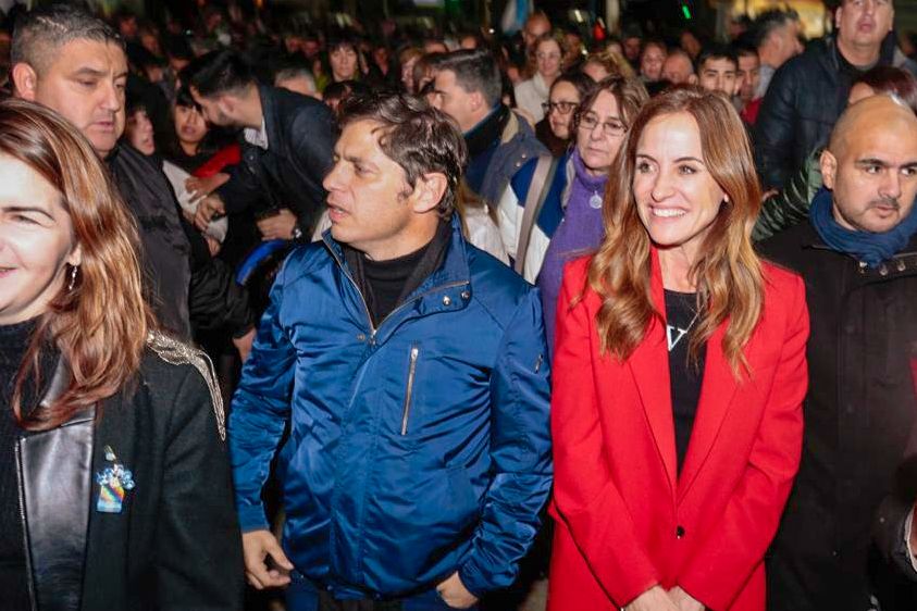 vtolosapaz's tweet photo. A 71 años de su fallecimiento, Evita siendo eterna en el corazón del pueblo bonaerense y argentino.

Sos la cara de aquellos que militamos para llevar adelante la justicia social. Sos la cara de la provincia de Buenos Aires que vamos a defender con @Kicillofok y @marielfmoreno1. 

Hermosa y emotiva marcha de las antorchas y misa en honor a Evita, en #Moreno. ✌🏽❤️

#MassaPresidente
#AxelGobernador
#DefenderALaPatria