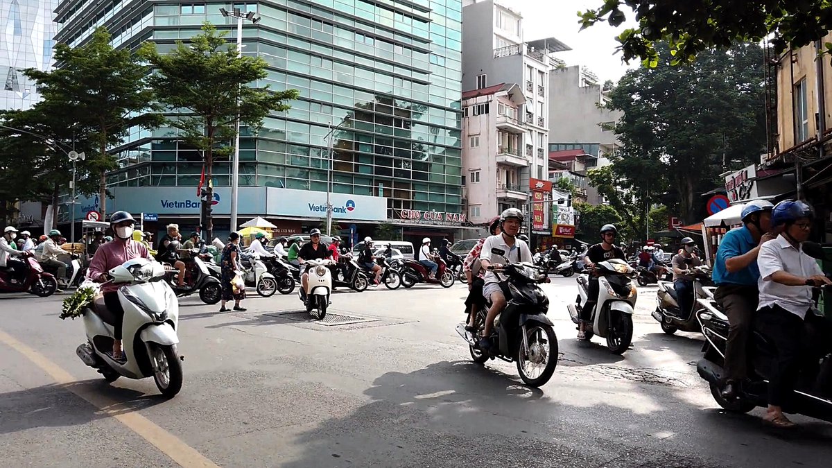 休暇を利用してベトナムの首都ハノイを旅してきました🏢🌴

東南アジア特有の喧騒を楽しみながらの街歩き🏍♪

連日の体感温度が40℃を超える暑さに苦戦しながらも、街の様子を映像に収めてきました📹😅

youtube.com/watch?v=9NLmPk…

#ベトナム
#ハノイ