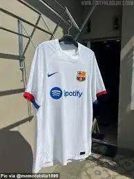 P3gyimii's tweet photo. Low-key🤣 Laporta and Deco be Real Madrid fans🤣them like the colour 🤣🤣

#thewhiteangels https://t.co/tg4uBFaRVH