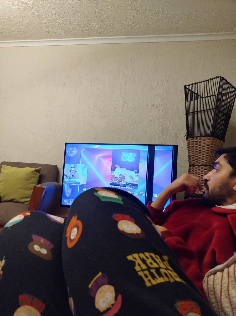 Javix582's tweet photo. @ClaudioMichaux viendo el  #GranhermanoCHV  con el fan número 1° https://t.co/hy4tKbjtAP