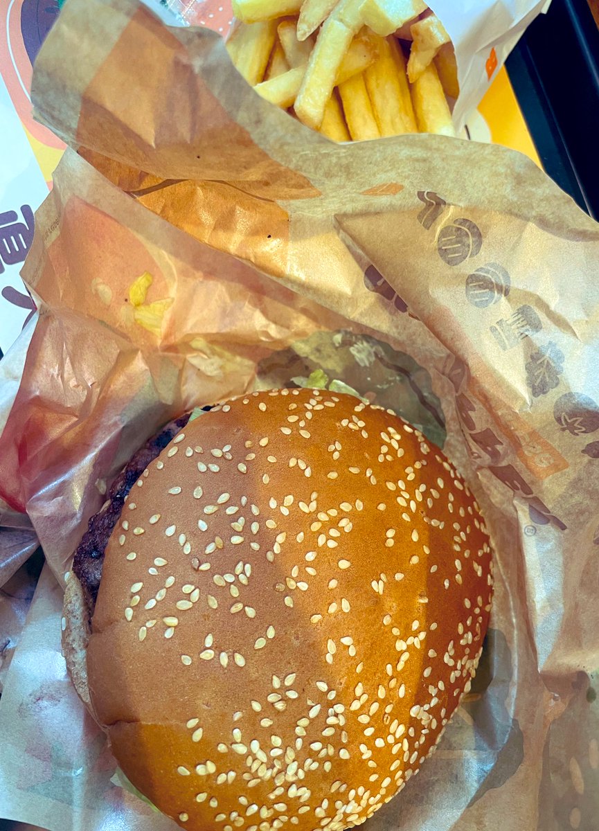 AliceBookC's tweet photo. でっかいさいこー🍔 https://t.co/y6zLtLPXjB