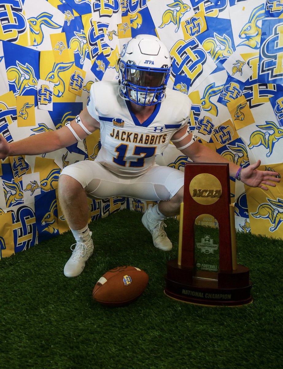 Danny_King17's tweet photo. 📍SDSU

Thanks for having me workout and visit! @CoachMeyersSDSU @J_Menage3 
#GoJacks https://t.co/IEvkAdefIA