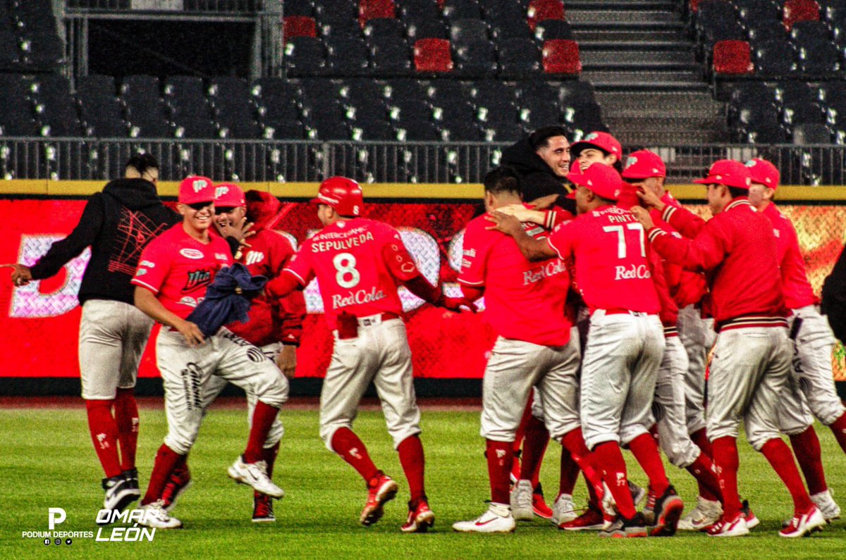 jardinizquierdo's tweet photo. #LMB | "A LA DIABLA", DIABLOS DEJA EN EL CAMPO A MARIACHIS ⚾👹

Con un tablazo de Río Ruiz, los @DiablosRojosMX dejan en el campo a los @MisMariachisGDL y se llevan el primero de la serie por pizarra final de 5 carreras por 4. https://t.co/Ln5gyqiMNV