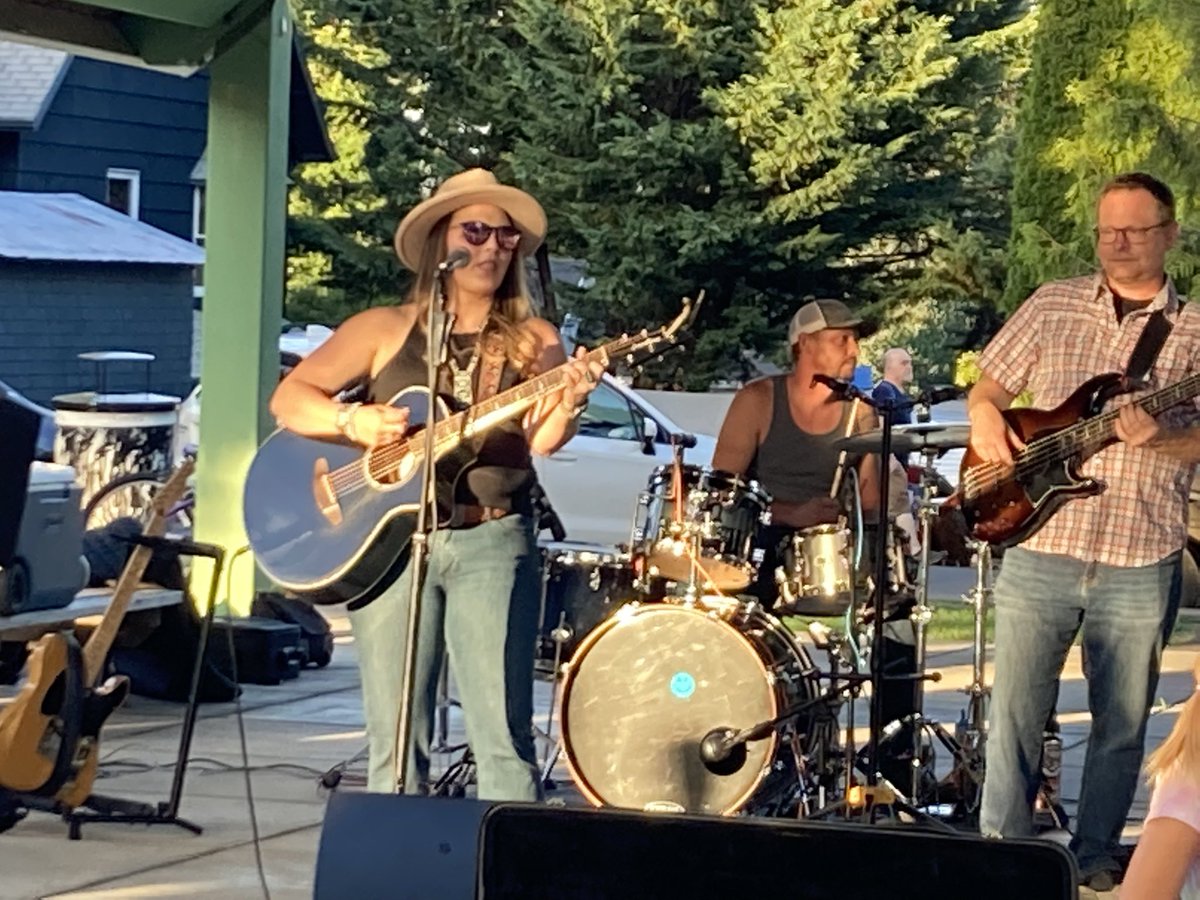 Aurora Oregon tweet media