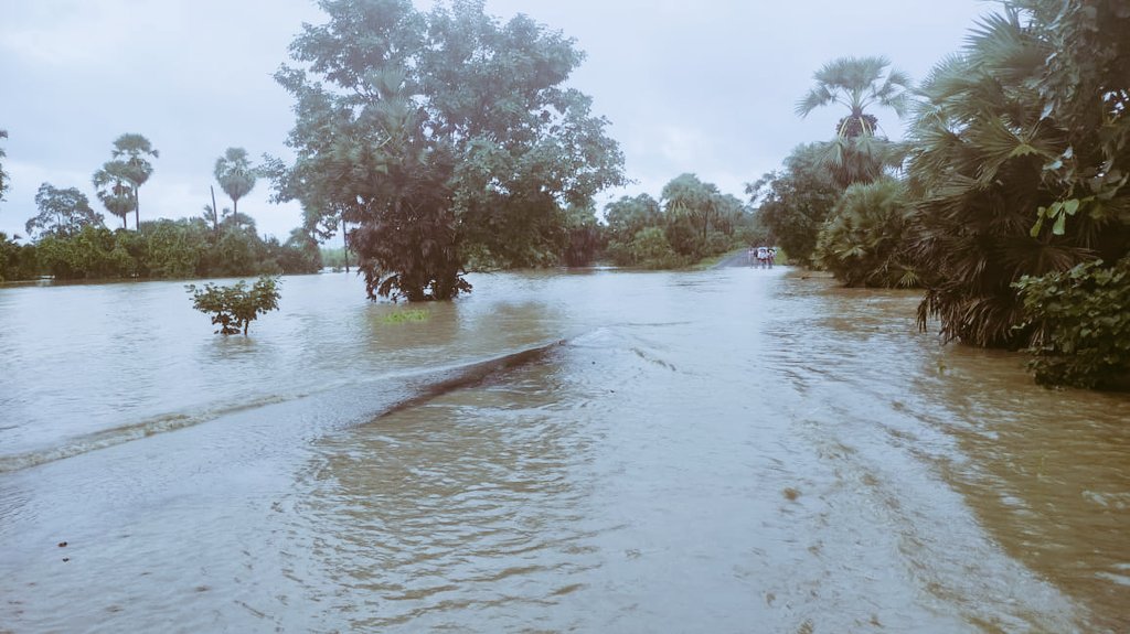 News18CG's tweet photo. #Chhatisgarh -सुकमा- एनएच 30 पर आया बाढ़ का पानी,कोण्टा व चेट्टी के बीच आया बाढ़ का पानी,करीब आधा फ़ीट आया पानी,गोदावरी का जलस्तर बढ़ा तो आवागमन हो सकता है बाधित,जिले में भी हो रही है लगातार बारिश,कोंटा में स्थानीय प्रशासन अलर्ट
#ChhattisgarhWithNews18 
#Sukma #Rain #Floid #NH https://t.co/8dS9Kkvmd1