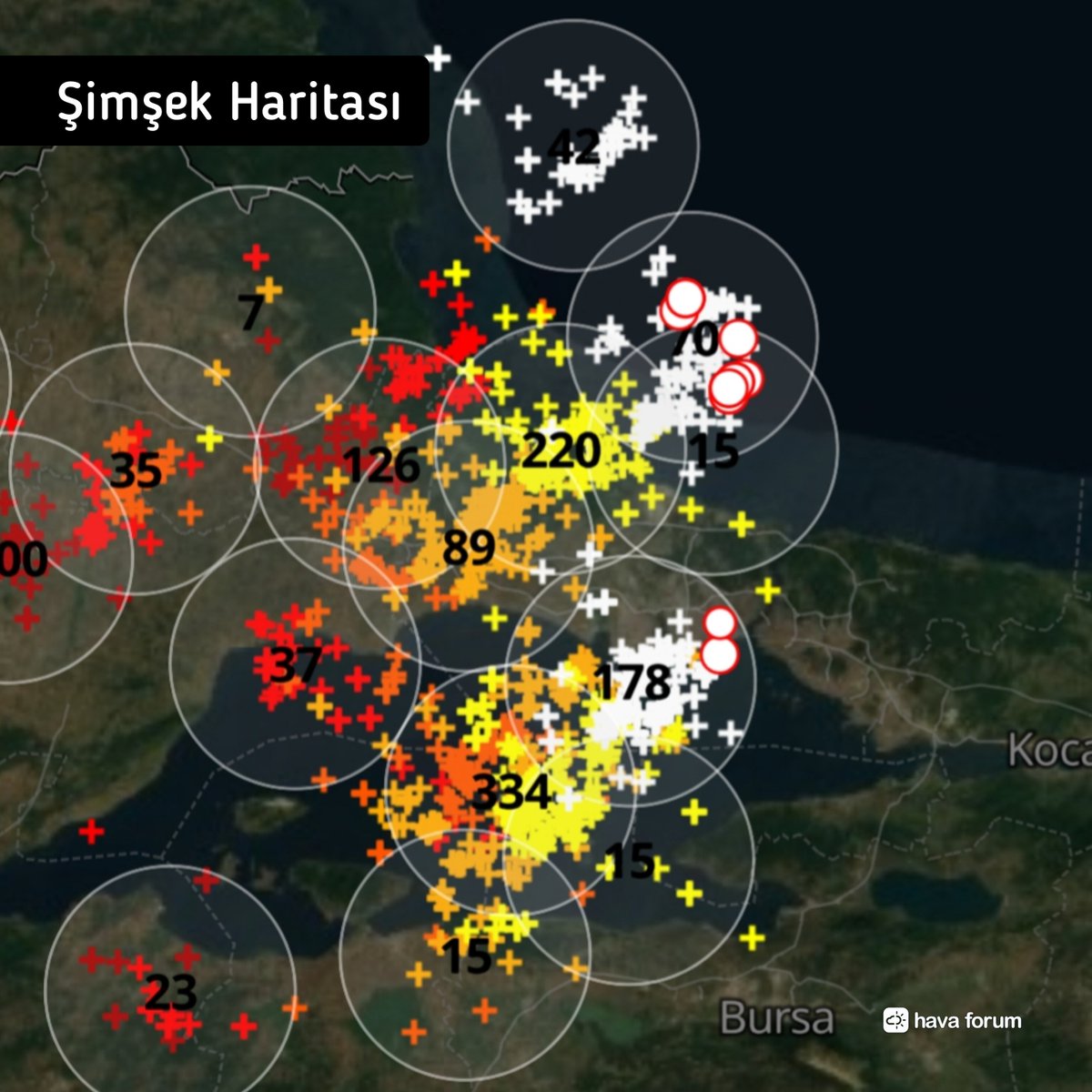 HavaForum's tweet photo. Marmara Denizi üzeri çok hareketlendi. Arka arkaya şimşek/yıldırımlar patlıyor. Sayıları 1500'ü geçti. İstanbul ve çevresine doğru geliyor... ⚡️⚠️ #istanbul https://t.co/0C7iBUSIpl