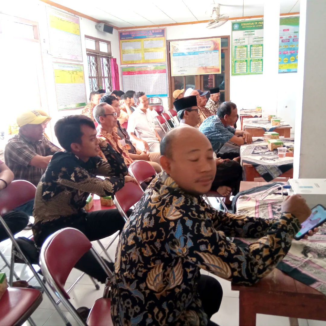 Bersama Para Anggota Dewan Kabupaten Kendal dan Kepala Dinas Perdagangan Koperasi dan Ukm mengadakan Kegiatan Sosialisasi Pendirian Koperasi yang berlokasi di Desa Podosari, Kec. Cepiring, Kab. Kendal. 
@kemenkopukm 
@diskopukmjateng 
@penyuluhkoperasi 
@ppkljawatengah