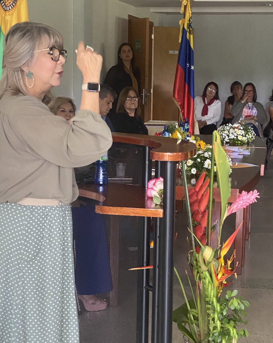 ginoidfr's tweet photo. Hoy en FaCE UC entrega de credenciales por parte de nuestras autoridades rectora @jessydivo , Decana Brígida Ginoid de Franco, así como los decanos José Corado y Benito Hamidian a docentes ganadores como profesores ordinarios ¡Enhorabuena! #FaCEUC https://t.co/8Szag80x0U