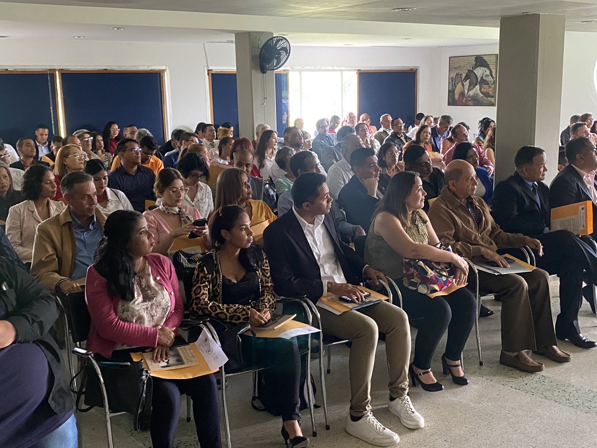 ginoidfr's tweet photo. Hoy en FaCE UC entrega de credenciales por parte de nuestras autoridades rectora @jessydivo , Decana Brígida Ginoid de Franco, así como los decanos José Corado y Benito Hamidian a docentes ganadores como profesores ordinarios ¡Enhorabuena! #FaCEUC https://t.co/8Szag80x0U