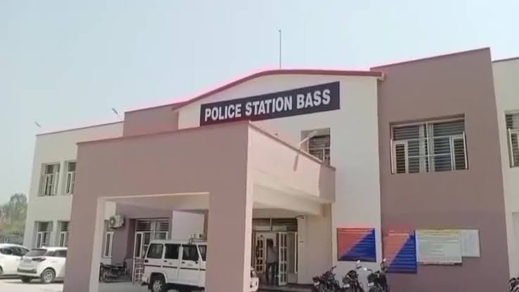 sunlopukar's tweet photo. @anilvijminister @CaptAbhimanyu @police_haryana @cmohry @DGPHaryana हमें हमारे खेत (गाँव सिंघवा ख़ास) में जाने के लिए रास्ता और पाणी नहीं लगाने दिया जाता। बांस (हांसी) हिसार की पुलिस FIR नहीं लिखती। यदि कोई लड़ाई झगड़ा होगा तो क्या प्रशासन उसकी जिम्मेदारी लेगा? मनदीप 7520000075 https://t.co/r62FxgxKK9