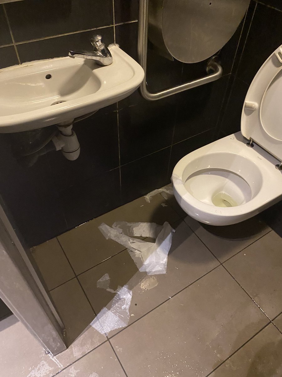 khalidinhio's tweet photo. @McDoFr_Newsroom bonjour Mc Donald de Châtellerault (Auchan),le 26 juillet de passage vers 18h40 ,une propreté catastrophique 
Déçu surtout pour un établissement neuf! https://t.co/hZNoAklWaF