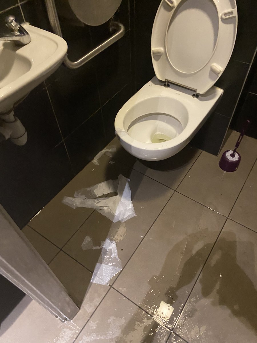 khalidinhio's tweet photo. @McDoFr_Newsroom bonjour Mc Donald de Châtellerault (Auchan),le 26 juillet de passage vers 18h40 ,une propreté catastrophique 
Déçu surtout pour un établissement neuf! https://t.co/hZNoAklWaF