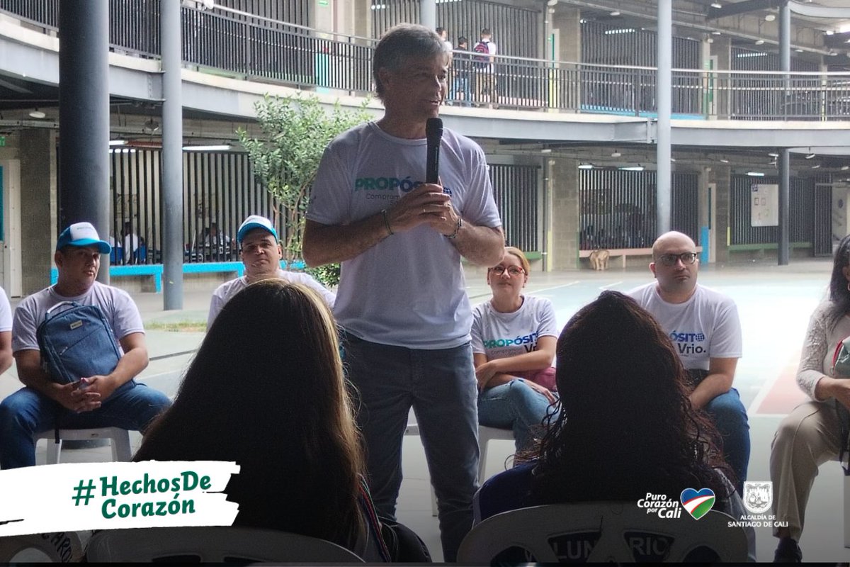 Educacion_Cali's tweet photo. Inauguramos la sala de innovación Escuela PLUS de @vrio_proposito, la cual por medio de 📺 Televisión  digital educativa potencia el aprendizaje activo🔝, centrando el aprendizaje en el estudiante de cara a la transición de una #Calinteligente 👾🤖

#HechosDeCorazón https://t.co/ZfmHZ5DYkn