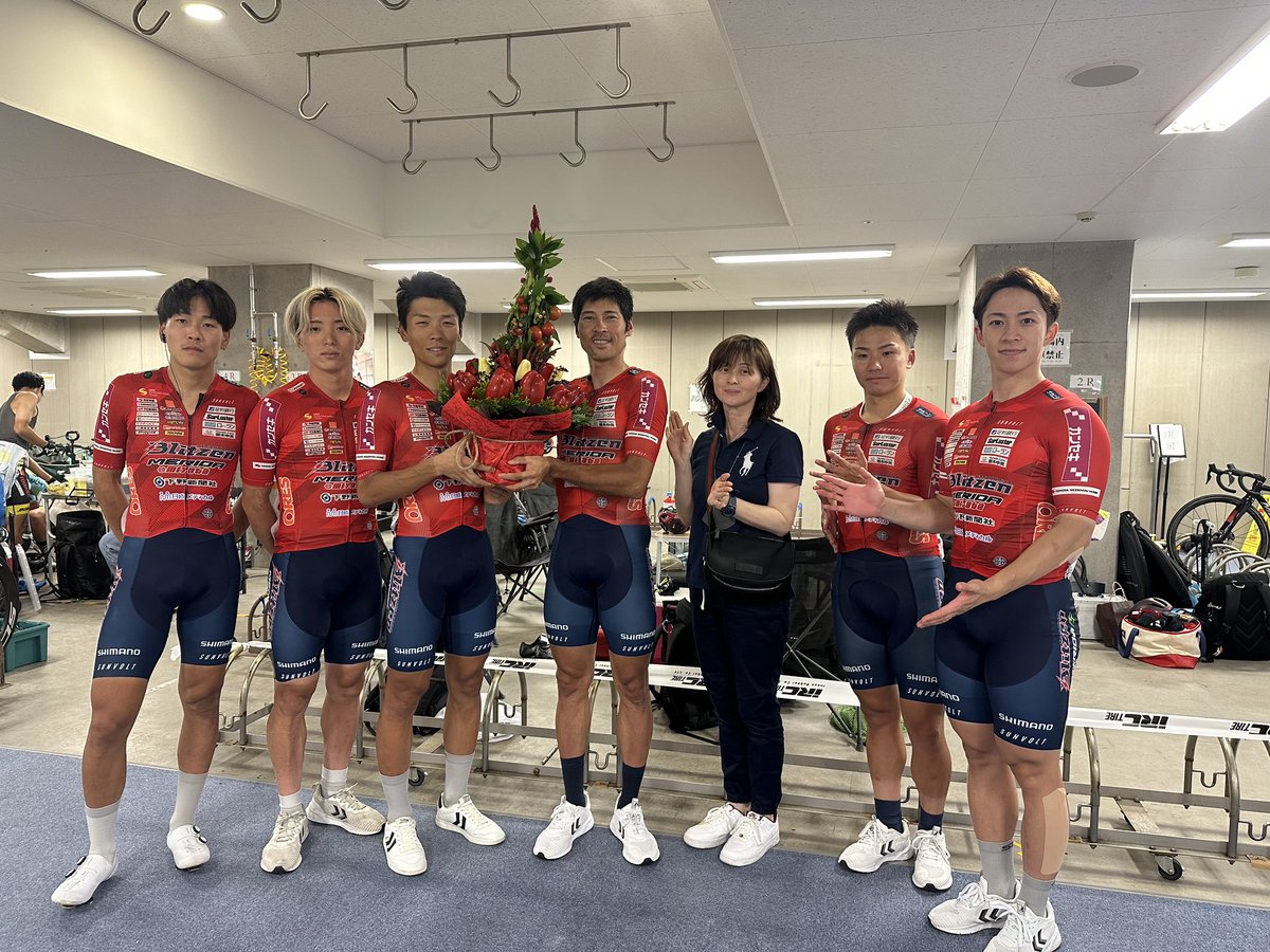 ns_plus_2022's tweet photo. 勝利のベジトロフィー🏆🍅🍆🫑🌱
宇都宮ブリッツェンの皆さんと貴重なお写真頂いてしまいました。

勝利のベジトロフィー🏆
いかがでしょうか✨

#宇都宮ブリッツェン
#バンクリーグ2023
#宇都宮競輪場
#ベジブーケ
#野菜ブーケ
#トロフィー
#地産地消 https://t.co/XoIRNHPFHb