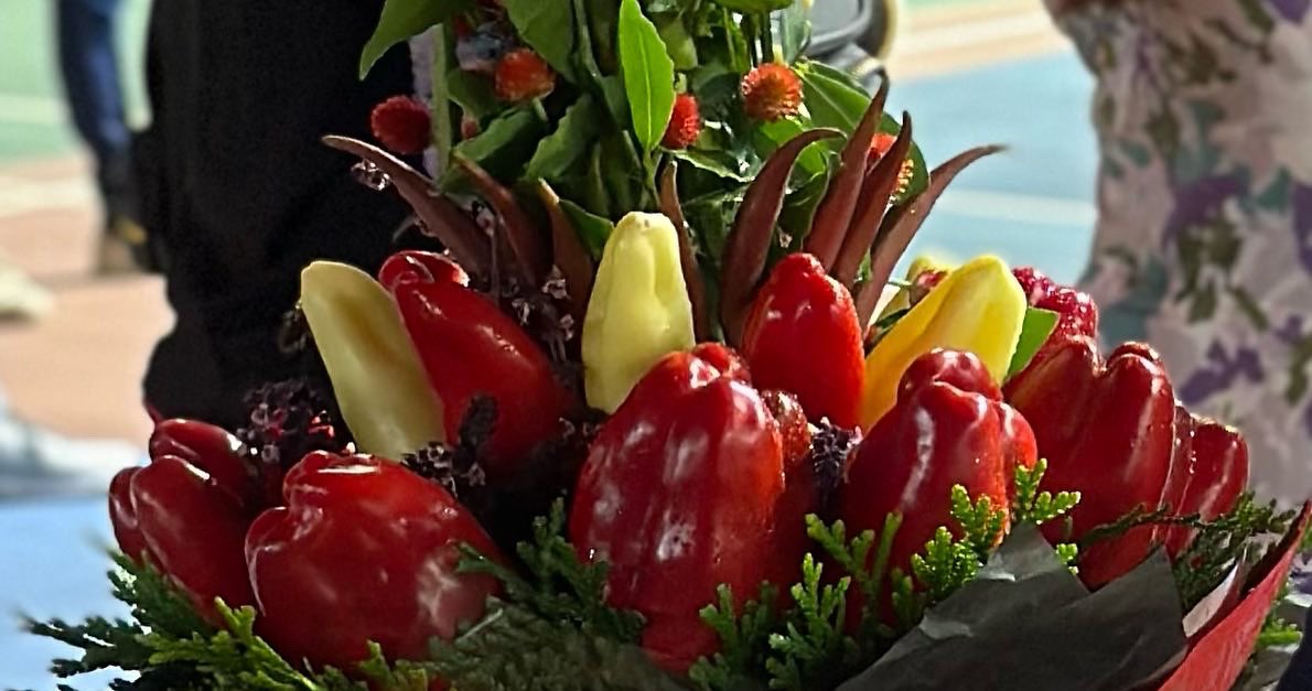ns_plus_2022's tweet photo. 勝利のベジトロフィー🏆🍅🍆🫑🌱
宇都宮ブリッツェンの皆さんと貴重なお写真頂いてしまいました。

勝利のベジトロフィー🏆
いかがでしょうか✨

#宇都宮ブリッツェン
#バンクリーグ2023
#宇都宮競輪場
#ベジブーケ
#野菜ブーケ
#トロフィー
#地産地消 https://t.co/XoIRNHPFHb