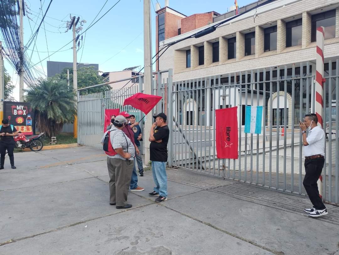 Martinezrandres's tweet photo. 🚨The Replay!!!🚨

Miembros del Partido oficialista Libre de Honduras que laboran en la Secretaría de Derechos Humanos, se tomaron los portones de esta institución, por violación a sus DDHH: malos tratos y hostigamiento laboral por parte de su titular, Nathalie Roque. @ONU_es https://t.co/o5WAcHDMSQ