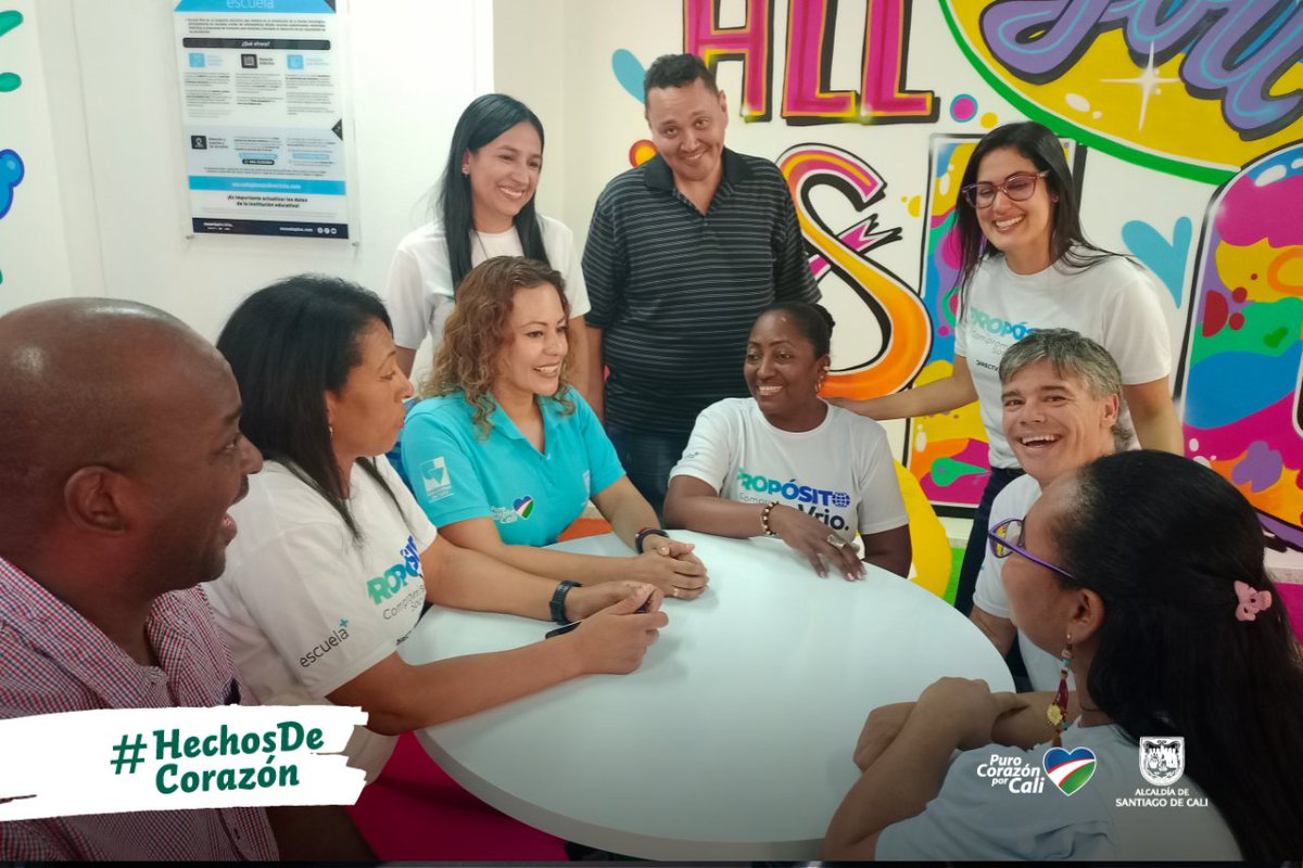 Educacion_Cali's tweet photo. Inauguramos la sala de innovación Escuela PLUS de @vrio_proposito, la cual por medio de 📺 Televisión  digital educativa potencia el aprendizaje activo🔝, centrando el aprendizaje en el estudiante de cara a la transición de una #Calinteligente 👾🤖

#HechosDeCorazón https://t.co/ZfmHZ5DYkn