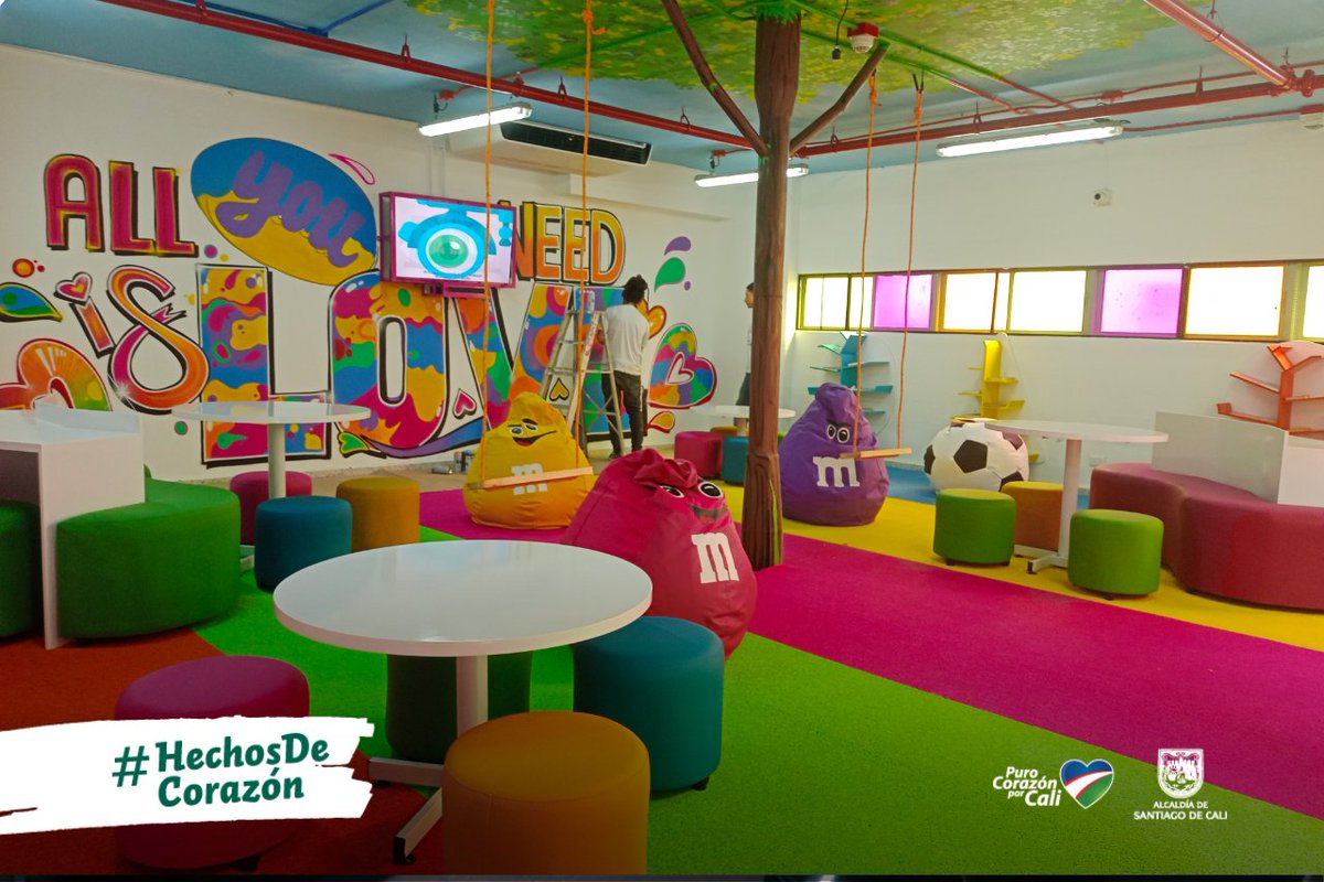 Educacion_Cali's tweet photo. Inauguramos la sala de innovación Escuela PLUS de @vrio_proposito, la cual por medio de 📺 Televisión  digital educativa potencia el aprendizaje activo🔝, centrando el aprendizaje en el estudiante de cara a la transición de una #Calinteligente 👾🤖

#HechosDeCorazón https://t.co/ZfmHZ5DYkn