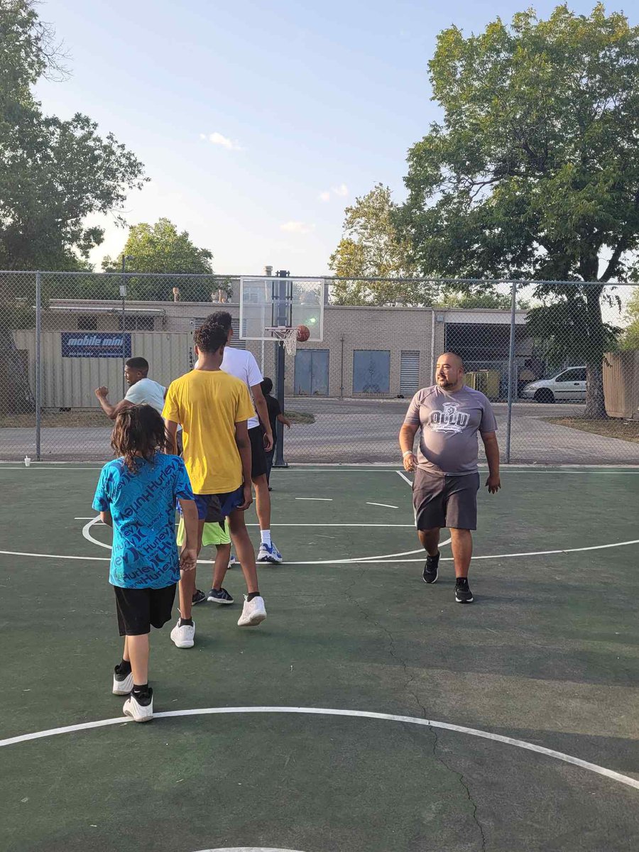 OLLU Men’s Basketball giving back to the community. Week 2 of our free clinic enhancing our inner city youth.
At SAMMinistries💪🏽❤️🏀.
<a href="/ollu_s/">OLLU Men’s Basketball</a> <a href="/MThompson_OLLU/">MThompson</a> <a href="/OLLUSaints/">OLLUSaintsAthletics</a> <a href="/bballembassy/">The Basketball Embassy</a> <a href="/ChrisDial79/">Chris Dial</a> <a href="/SAJayBoysBball/">San Antonio Jay Boys Basketball🏀Mu-Tang</a> <a href="/_ECBBasketball/">EastCentralHoops</a>