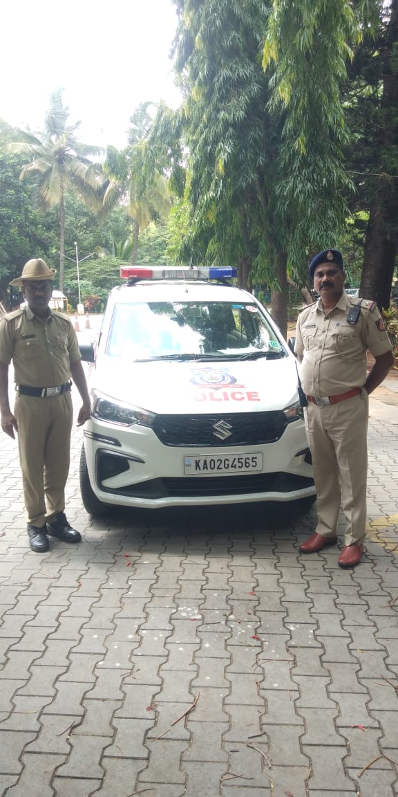 CPBlr's tweet photo. Step#3 our patrol officers of #namma112 are now equipped with body worn cameras (BWC). Their public engagements and actions will now be on record making them accountable.
If you appreciate this step take a selfie with our patrol officer and post on your SM handle. 
#SelfieWithCop https://t.co/nVwTX8SfNI