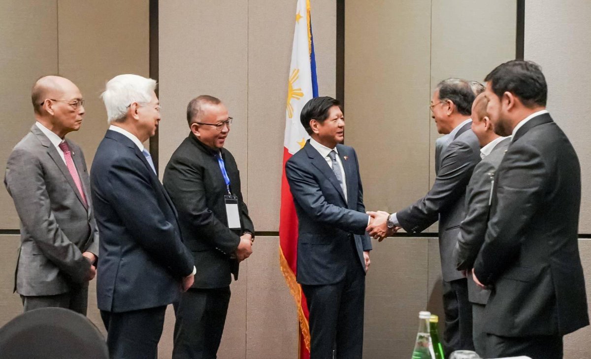 haydeesampang's tweet photo. LOOK: Pres. Ferdinand Marcos Jr.  met with the executives of Farm Fresh  (a fully vertically integrated dairy producer operating across Malaysia and Australia). 📸 PCO @FEBCNetworkNews #MalaysiaStateVisit2023 https://t.co/NYM85KD1ph
