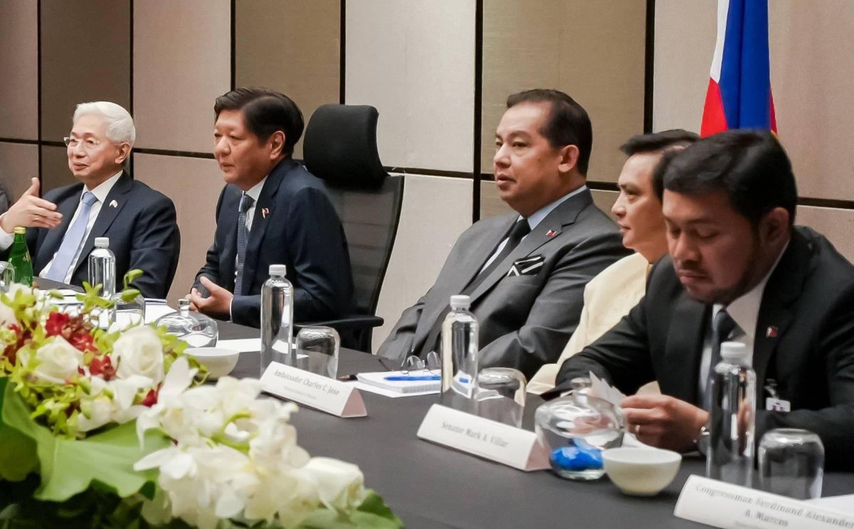 haydeesampang's tweet photo. LOOK: Pres. Ferdinand Marcos Jr.  met with the executives of Farm Fresh  (a fully vertically integrated dairy producer operating across Malaysia and Australia). 📸 PCO @FEBCNetworkNews #MalaysiaStateVisit2023 https://t.co/NYM85KD1ph