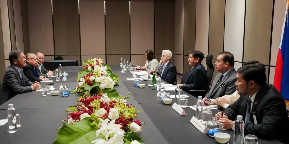 haydeesampang's tweet photo. LOOK: Pres. Ferdinand Marcos Jr.  met with the executives of Farm Fresh  (a fully vertically integrated dairy producer operating across Malaysia and Australia). 📸 PCO @FEBCNetworkNews #MalaysiaStateVisit2023 https://t.co/NYM85KD1ph