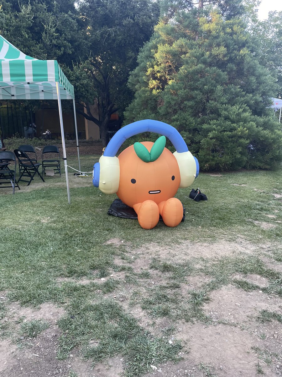 _5tabby's tweet photo. The photo op setup was so cute I saw so many people take pictures with them #bittersweetdaze https://t.co/vvUwOzlXrd