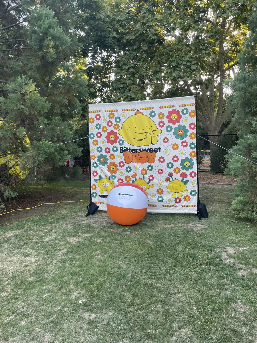 _5tabby's tweet photo. The photo op setup was so cute I saw so many people take pictures with them #bittersweetdaze https://t.co/vvUwOzlXrd