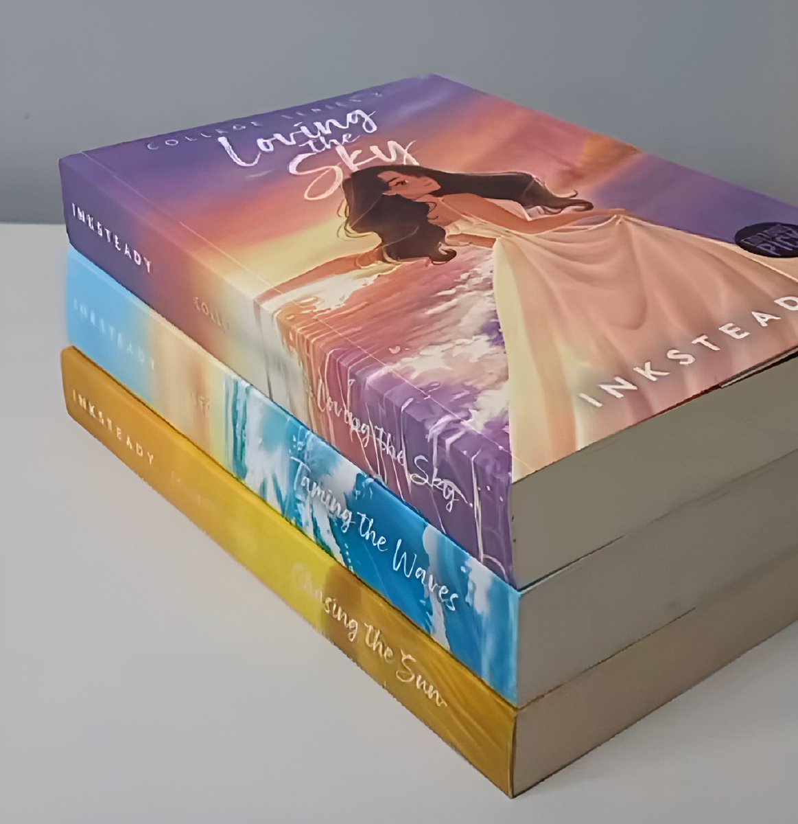 hikarigayle's tweet photo. *cries violently* ang ganda ng college series 🥹 excited tuloy ako sa reprints huhu ???? 😩 sarap tingnan sa mata, ang gaganda /naiyak ulit https://t.co/s3Pq4FiV3D