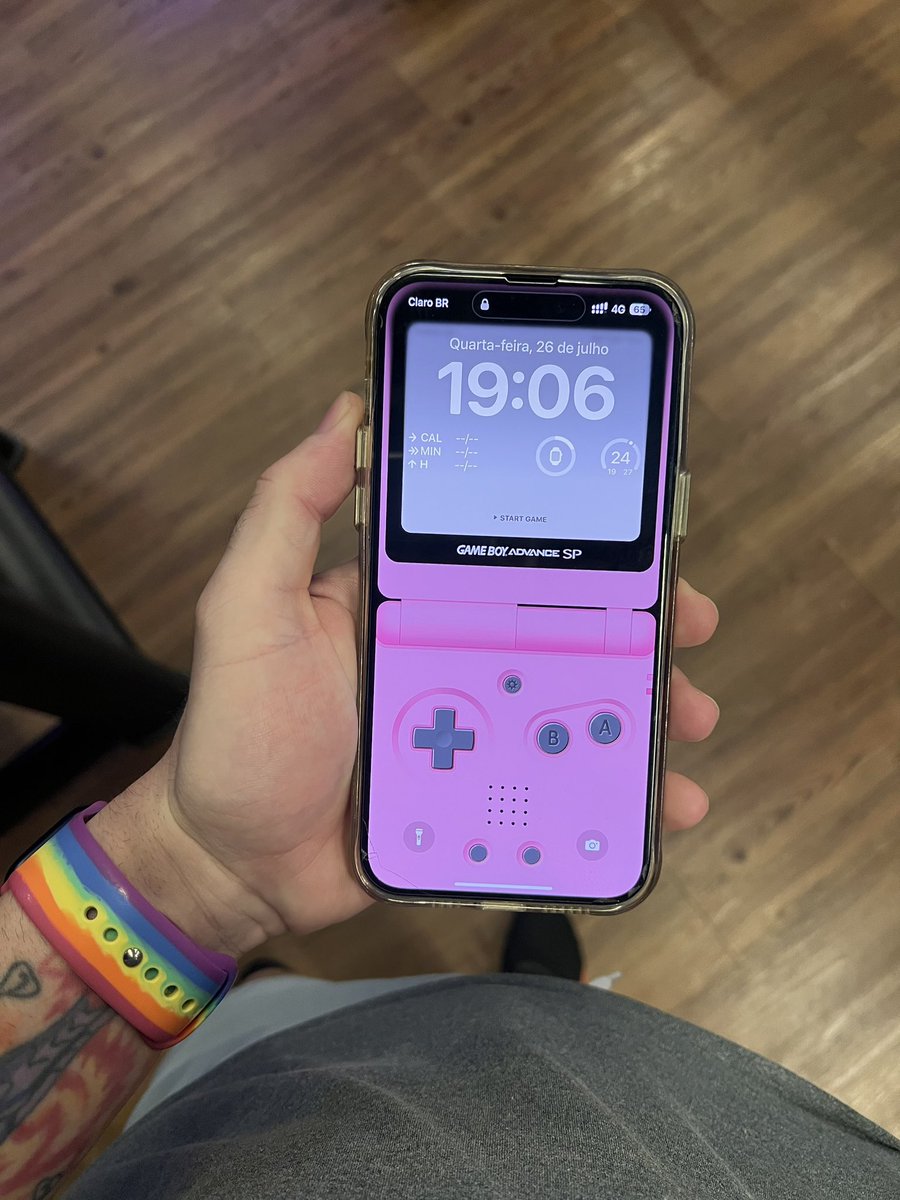 choquei's tweet photo. 🚨VEJA: Nova tela de bloqueio para iPhone viraliza e vira tendência entre as pessoas. https://t.co/0X2Xp8fsiW