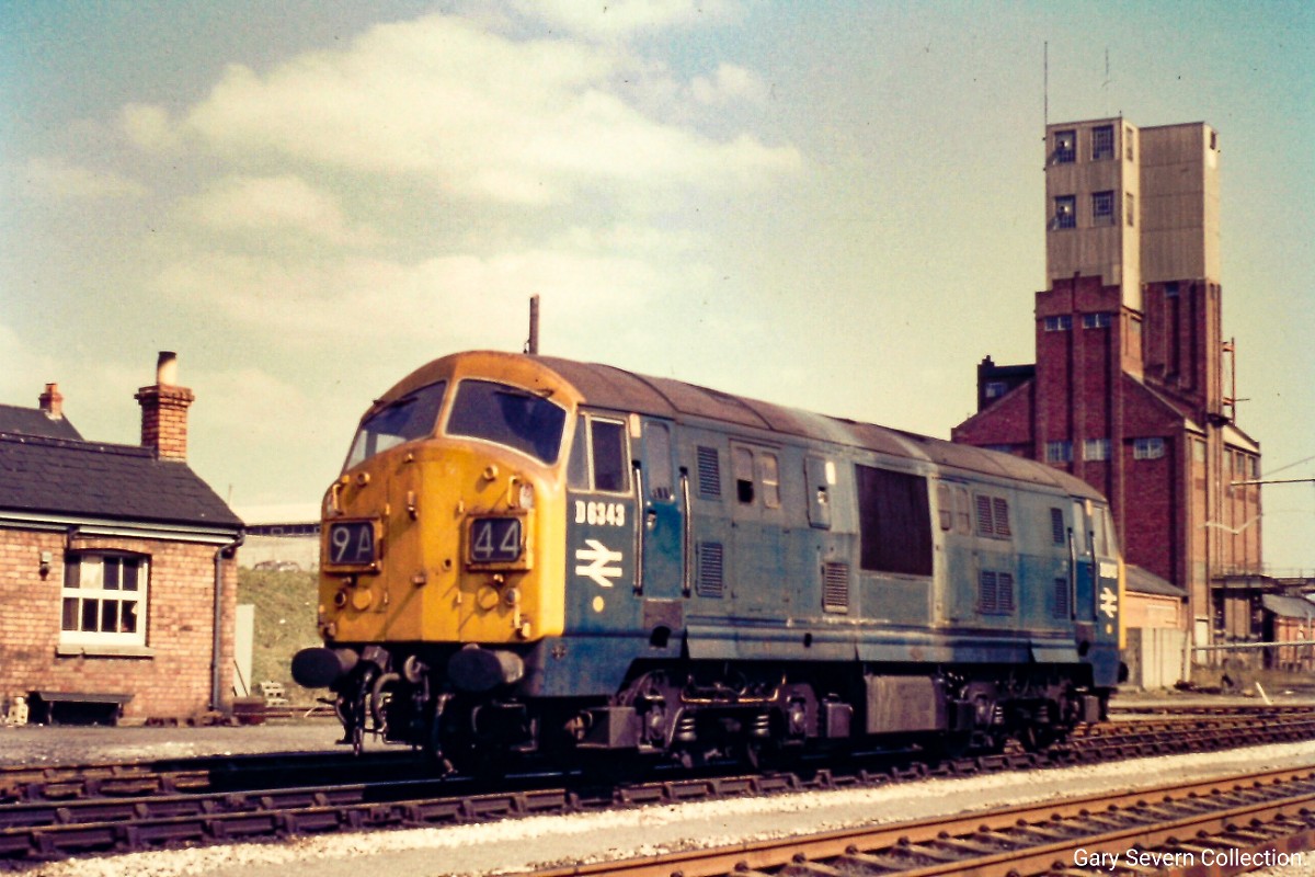 GarySevern7's tweet photo. D6343 at Newbury in 1969,
Photo: Gary Severn Collection. https://t.co/ELzJ51VAhL