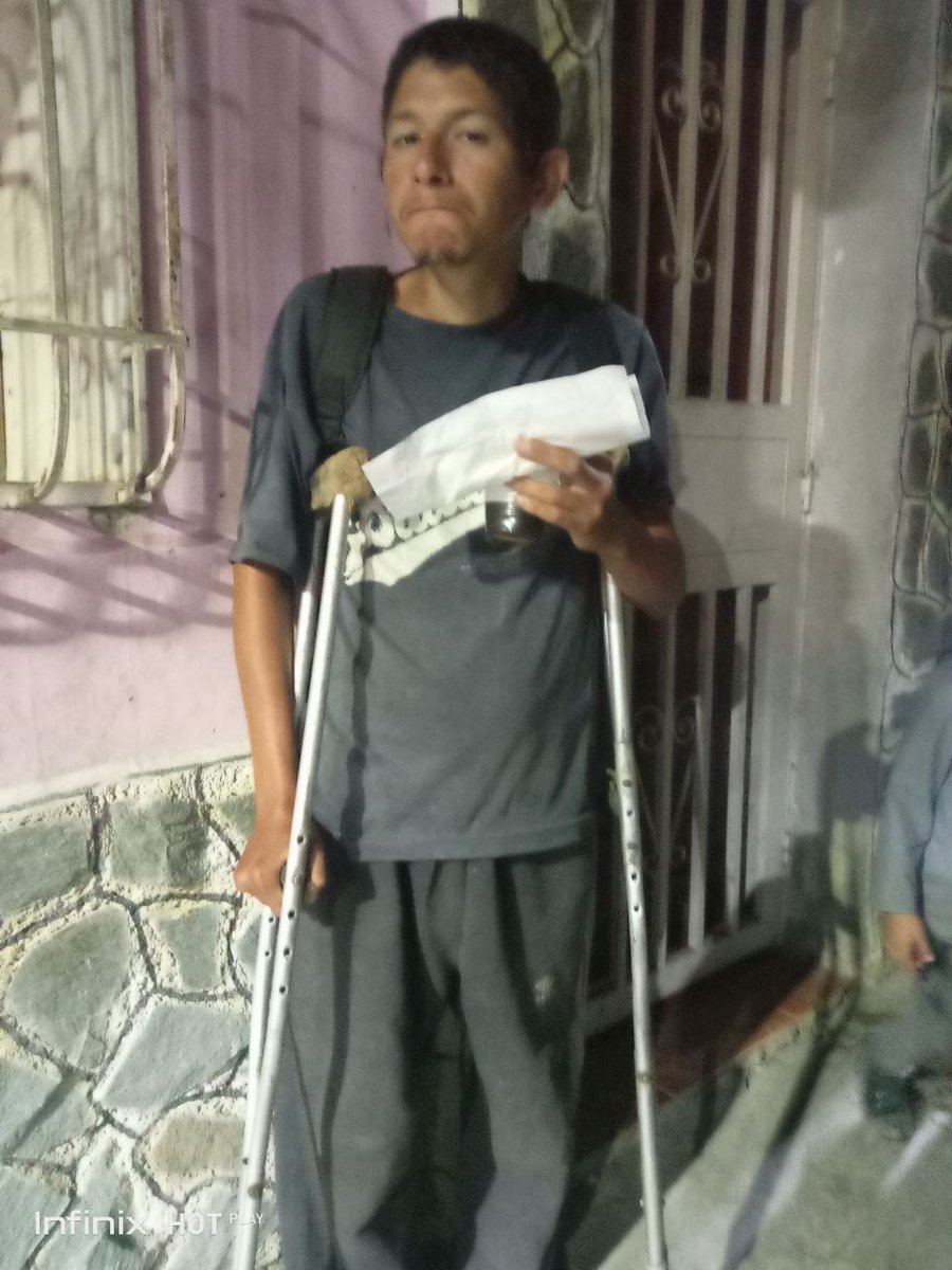 lalogitud2's tweet photo. #ULTIMAHORA..R.T
Reporte  Ciudadano 

Hermano buenas noches papá  llevo dos días mirando a este chamo en el guarataro mano hoy me tomé la iniciativa de acercarme y preguntarle sobre la situación que tiene es un chamo discapacitado no sabe donde vive anda en muletas a ver si damos https://t.co/vOTY5yx962